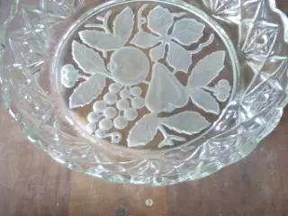 Fad med graveret frugt i bunden 