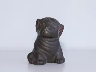 Ældre og detaljeret hund i metal
