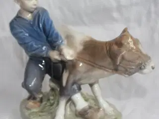 Dreng med kalv, figur fra Royal Copenhagen