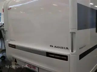 2022 - Adria Adora 613 HT   Lækker vogn med frontkøkken og endebadeværelse.