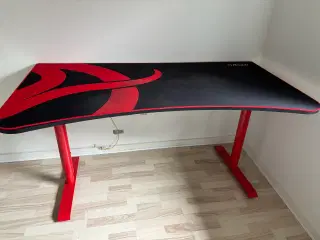  Arozzi Arena Gaming Desk 