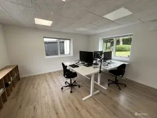 Selvstændigt kontor med 3 pladser og 2 p-pladser