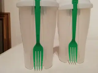 salatbæger med gaffel og bæger til dressing