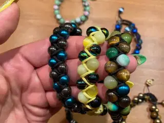 Nye knyttede armbånd