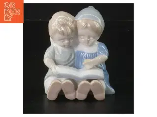 Porcelænsfigur af børn der læser (str. 8x6x9 cm)