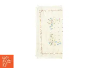 Broderet dug med blomstermotiver (str. 63 x 65 cm)