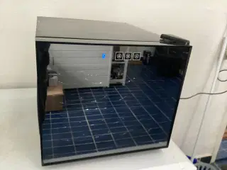 Min Vin køleskab målende kan ses på billederne.