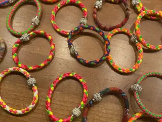 Farverige armbånd