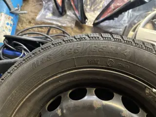 4 stk stål fælge med vinterhjul og nav kapsler