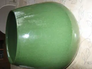 Vase i jægergrøn keramik