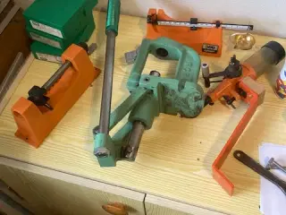 Genladningsudstyr til riffel sælges