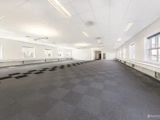 513 effektivt kontor med lager og parkering centralt i Brøndby