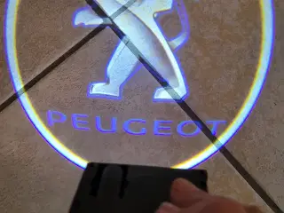 Dørlys logo til Peugeot