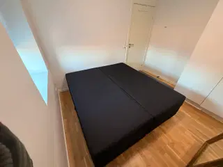 2 delt boksseng med stor plads til opbevaring 