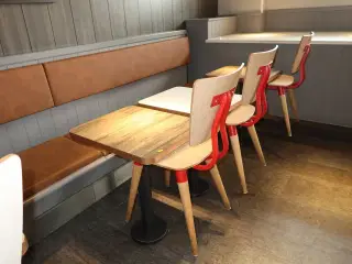 5 stk. borde, 5 stk. stole samt bænke