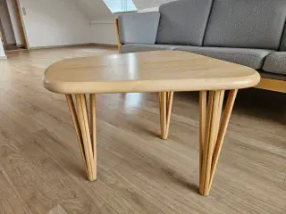 Trekantet bøg sidebord