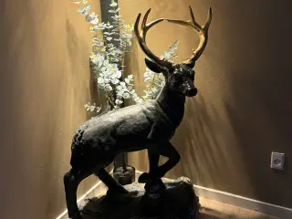 Flot hjortestatue 