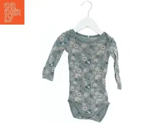 Langærmet bodystocking med blomsterprint fra Name It (str. 74)