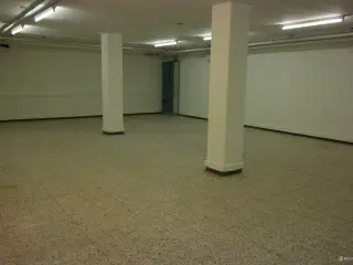 Tørt lagerlokale med industrielevator i Vordingborg C.
