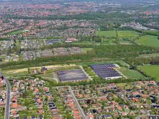 Regulær lagerhal tæt ved motorvejen