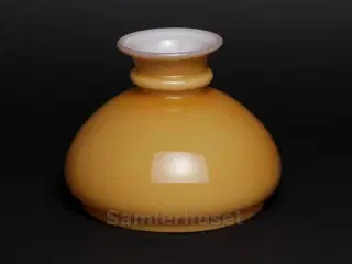 Lampeskærm - Holmegård - Karamel Lys - Højde 13,4 cm - Diameter 17,0 cm.