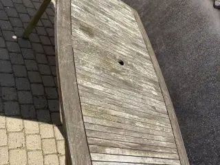 Havebord i teaktræ