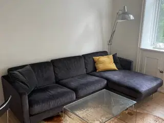 Mørkegrå sofa 