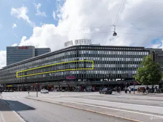 Centralt og lyst kontorlejemål 50 meter fra metro