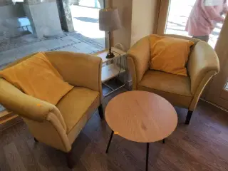 Lille rundt bord, to stole, metalbord og bordlampe