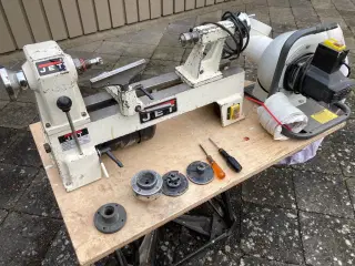 Trædrejemaskine incl. centrerpatron og spånsug.