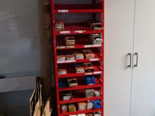 Reol med div. Skruer m.m.