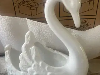 Svane urtepotte skjuler 