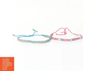 Håndlavet armbånd i perler (str. 26 cm)