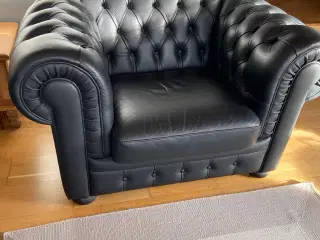 Sofa og lænestol chesterfield stil. 