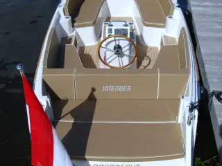 Interboat Intender 700