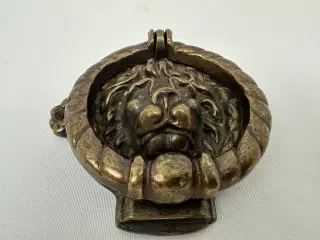 Antik dørhammer i messing (løve)