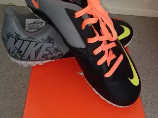 Nye Nike Bomba 2 fodboldsko Str. 38