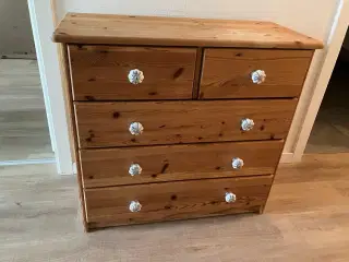 Kommode fyrretræ med porcelænsgreb