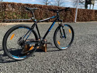 Blå/sort mountainbike TREK Xcaliber 8