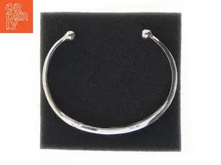 Sølvfarvet armbånd med indgravering (str. 6,5 cm)