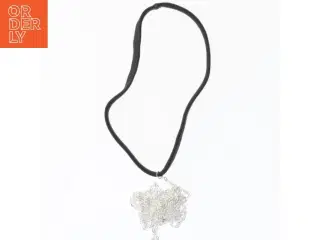 Sort fløjls choker med sølvfarvet vedhæng