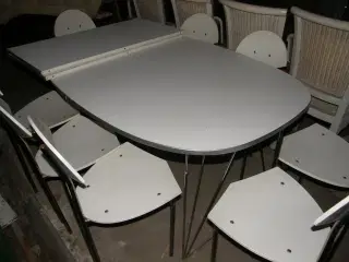 Hvid spisebord m. 8 stole