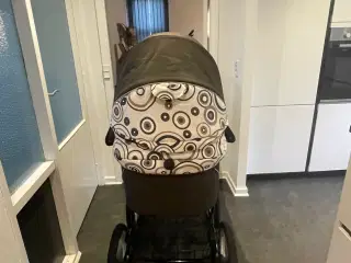 Brugt Barnevogn Basson med tilbehør. 