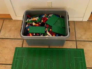 Lego blandet med grøn fodboldplade