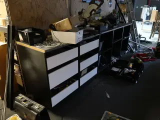 Arbejdsbord med skuffer med indhold (maskiner medfølger ikke)
