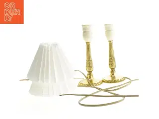 Vintage lampesæt med to messinglamper og hvid lampeskærm (str. 20 cm)