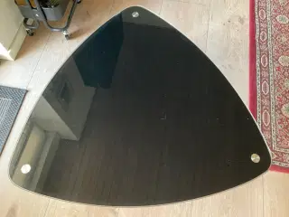 Sofabord, trekantet glasplade på stålstel.