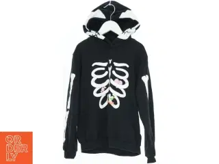 Sort hættetrøje med skeletmønster fra H&M (str. 140)