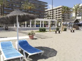 Malaga - Fuengirola, 2-v�relses lejlighed 70 kvm til max. 4 personer, 16 kvm altan,

Fuengirola / Los Bolices. 2-v�relses lejlighed med udsigt til vand og have med 3 pools.

70 kvm, ny renoveret lejlighed fordelt p� 1 stor sovev�relse og oprednin