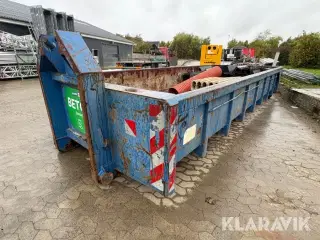 Åben container med byggematerialer
